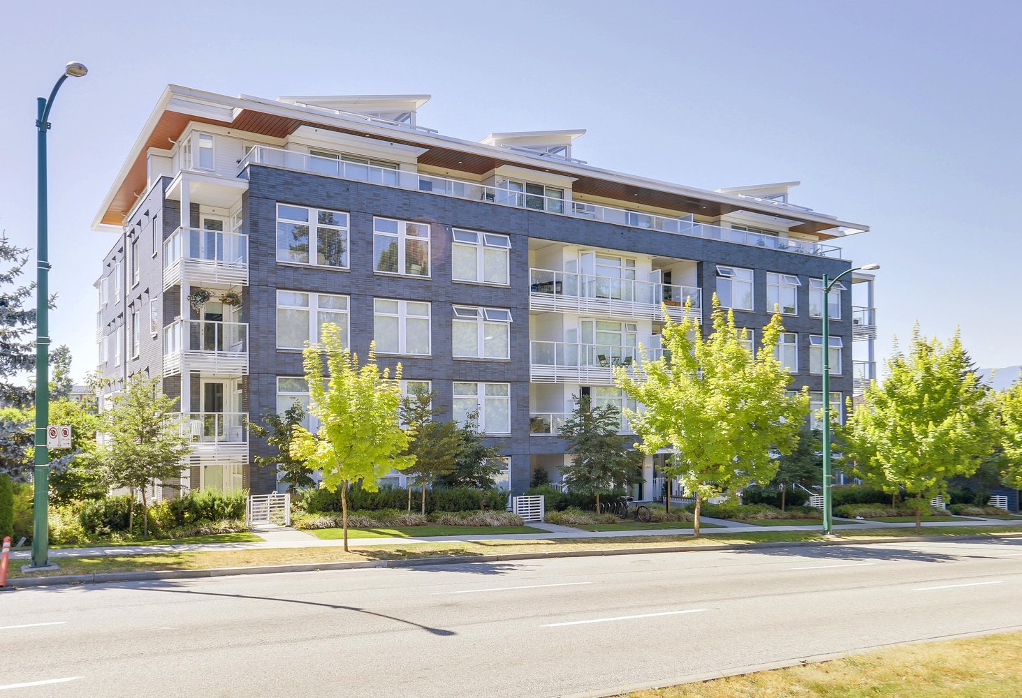 【Rental Listings】Exquisite Luxury Penthouse 2BR Corner Unit w Large Balcony